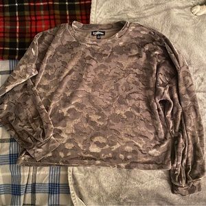 Freshman 1996 Juniors Size L Velvet Gray Camo Cropped Sweatshirt